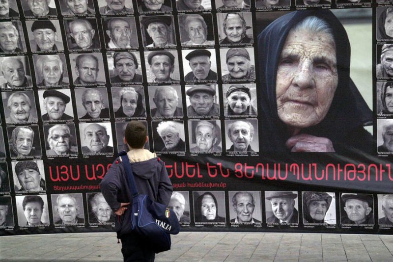 1915/16 kamen mehr als die Hälfte der 1,5-2 Millionen osmanischen Armenier Kleinasiens ums Leben. Die Überlebenden des Völkermords und ihre Nachkommen leiden seither unter einem doppelten Trauma: der unverjährbaren Last des Erlittenen und der zusätzl
