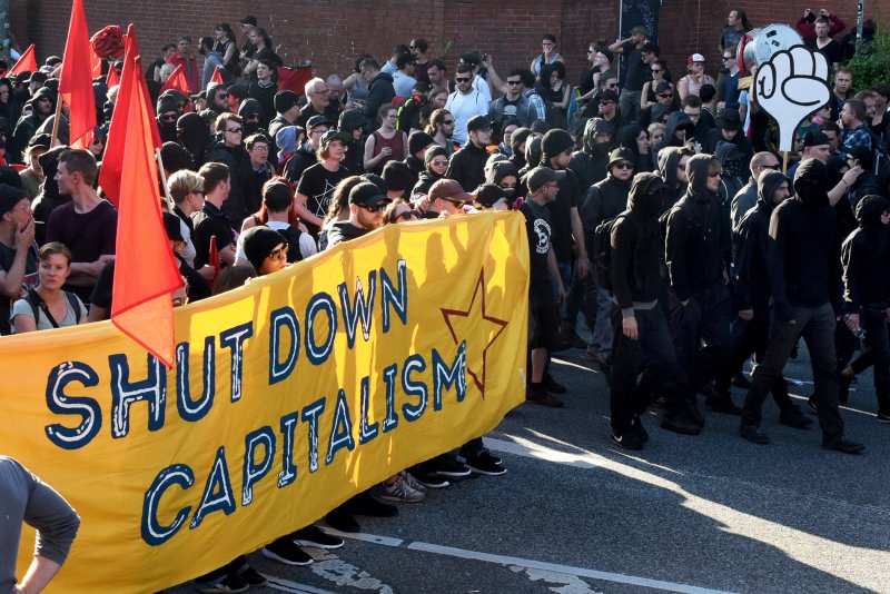 Was Ist Linksextremismus Einfach Erklärt Die internationale Vernetzung von Linksextremisten | Linksextremismus