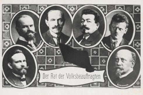 Diese Postkarte aus dem Spätherbst 1918 zeigt die Mitglieder des Rates der Volksbeauftragten.
