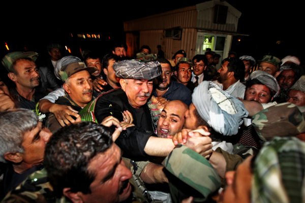 2009 年 8 月,阿富汗軍閥阿卜杜勒·拉希德·杜斯塔姆將軍在喀布爾機場受到其支持者的歡迎。