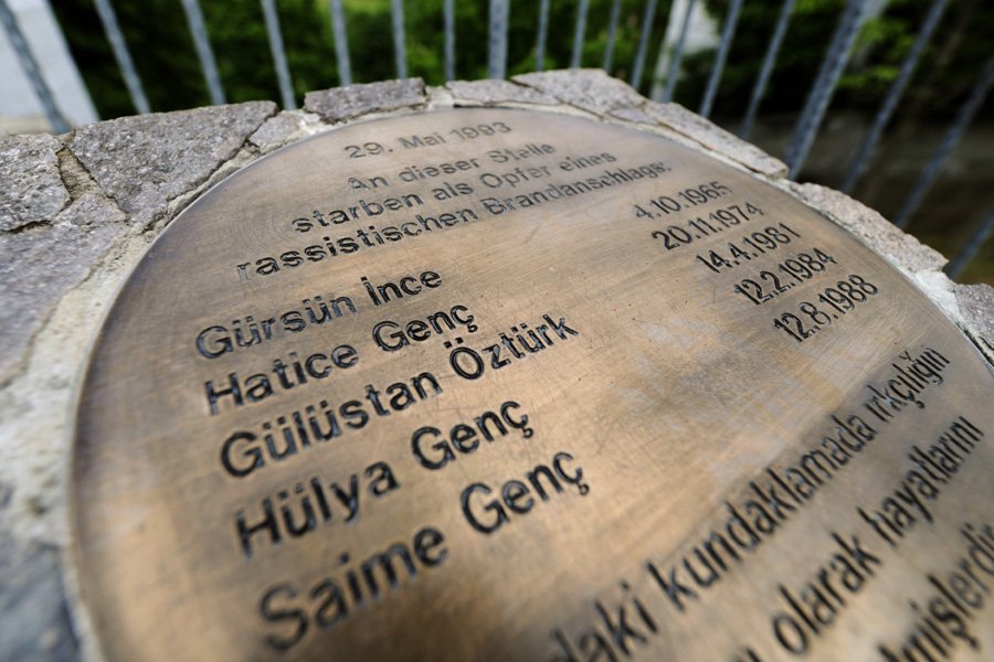 Ein Gedenkstein, in den die Namen der Opfer des rassistischen Brandanschlags in Solingen 1993 eingraviert sind.