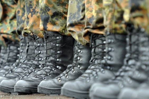 Soldatenstiefel in einer Reihe Blick auf Stiefel von Angehörigen der 13. Panzergrenadierdivision, die in der Leipziger General-Olbricht-Kaserne mit einem feierlichen Appell empfangen werden, aufgenommen am 04.05.2010. Die Einheit war in den vergangenen 14 Monaten für die Heereskontingente in Afghanistan und auf dem Balkan verantwortlich.
