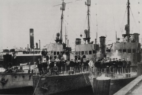 In vielen Hafenstädten folgten die Marineeinheiten dem Beispiel der Kieler Matrosen, so wie hier im Hamburger Hafen: Mitglieder der Marine posieren auf den Marine-Kriegsschiffen.