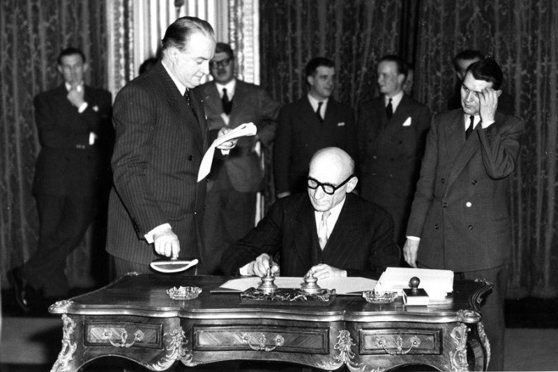 Fünf Jahre nach Ende des Zweiten Weltkriegs schlug Robert Schuman die Vereinigung deutscher und französischer Schwerindustrie in der "Montanunion" vor. Für die Bundesrepublik Deutschland begann damit die Westintegration.
