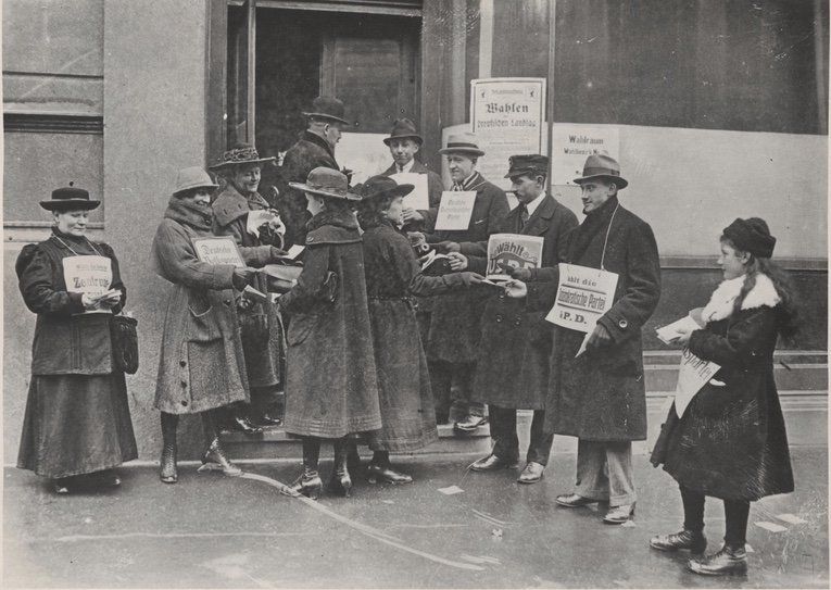 Bei der Wahl zur Nationalversammlung am 19. Januar 1919 waren erstmalig auch Frauen zur Wahl zugelassen.