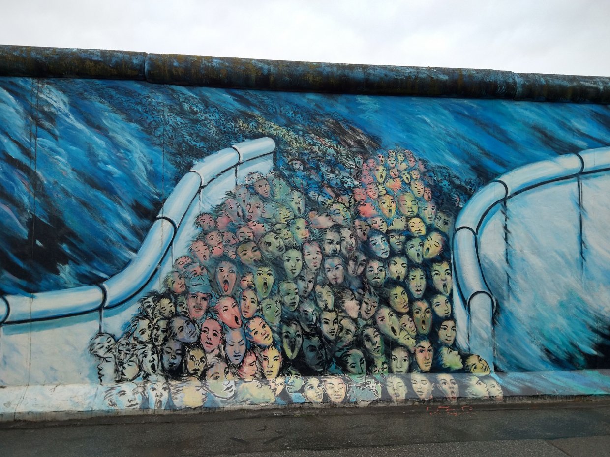 Erinnerung an den Mauerfall, East Side Gallery, Berlin 2020. Das Bildmotiv des Berliner Künstlers Kani Alavi aus dem Jahr 1990 heißt: Es geschah im November