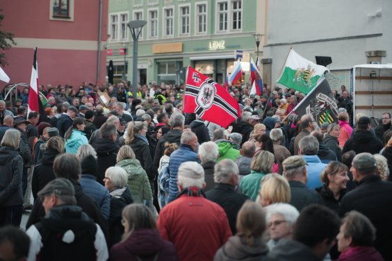 Auf dem Bild sieht man die Reichs- und Russlandflagge auf einer Demonstration in Deutschland im Jahr 2022. 