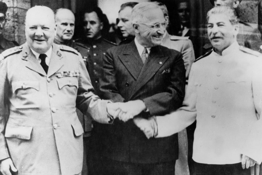 Großbritannien wurde in Potsdam durch Premierminister Winston Churchill (links im Bild) vertreten. Der neue amerikanische Präsident Harry S. Truman (Mitte) vertrat nach dem Tod seines Amtsvorgängers Franklin D. Roosevelt die USA, Josef Stalin (rechts) die Sowjetunion. Maßgeblich beteiligt waren auch die Außenminister der drei Siegermächte.
