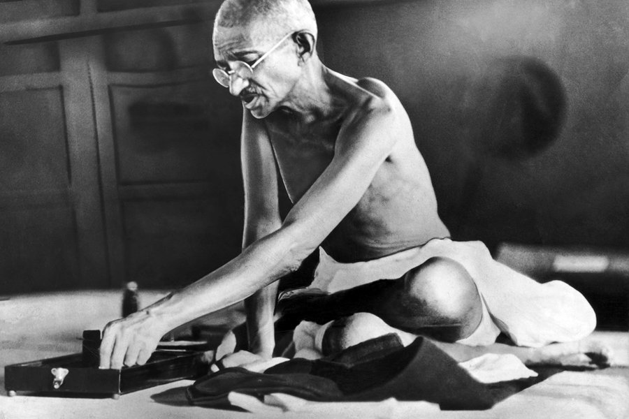 Mohandas Karamchand Gandhi (1869 bis 1948) war einer der politischen und ideologischen Führer Indiens während der Unabhängigkeitsbewegung gegen die britische Kolonialherrschaft.