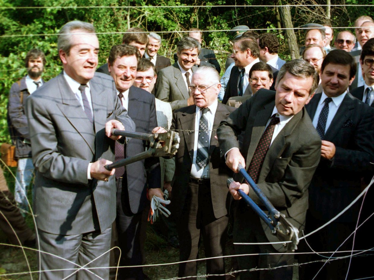 Die Außenminister Österreichs, Alois Mock (l.), und Ungarns, Gyula Horn, durchschneiden am 27. Juni1989 symbolisch den Eisernen Vorhang bei Sopron