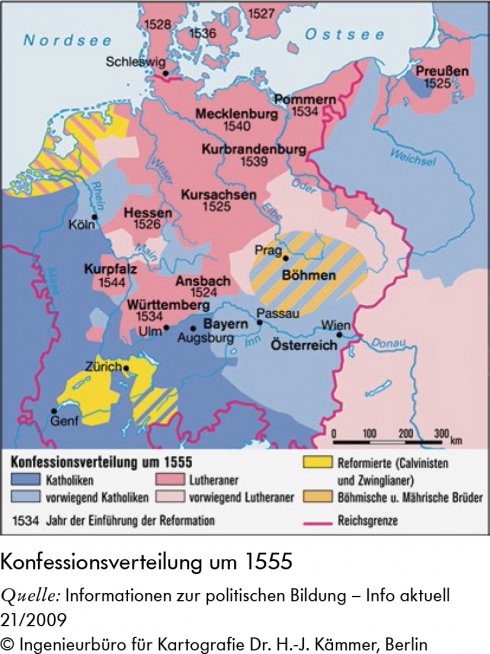 Die Karte zeigt anhand unterschiedlicher Schattierungen und Datumsangaben, wie sich die Verteilung zwischen evangelischer und katholischer Konfession um 1555 unter anderem auf den Gebieten des heutigen Deutschlands, Polens, Russlands, Tschechiens, Österreichs, Frankreichs, Belgiens, Dänemarks, der Niederlande und der Schweiz gestaltete.