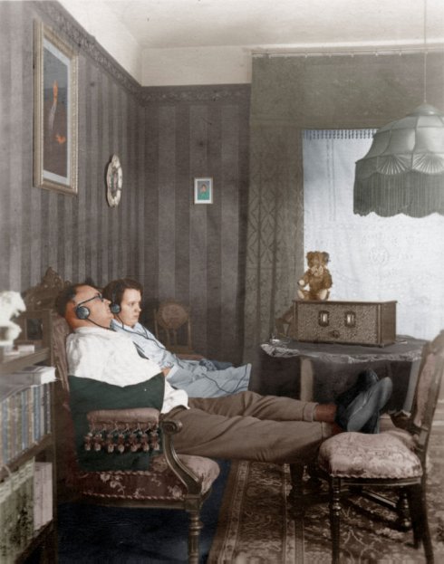 Paar beim Radiohören - Foto auf der Rueckseite handschriftl. datiert 4.11.1928, digital koloriert.