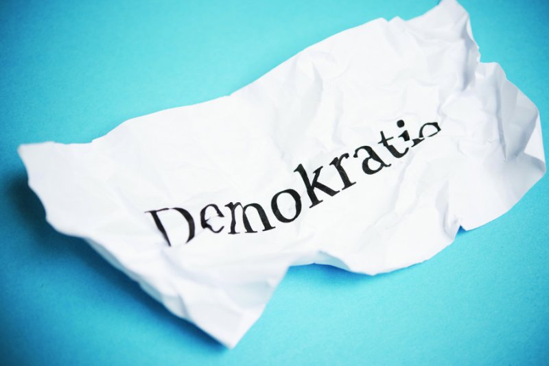 Die Demokratie hat sich im Laufe der Geschichte immer wieder flexibel an veränderte Gegebenheiten angepasst und konnte ihre Herausforderungen und Probleme meist bewältigen. Daher scheint sie auch heute noch die bestmögliche Herrschaftsform zu sein.