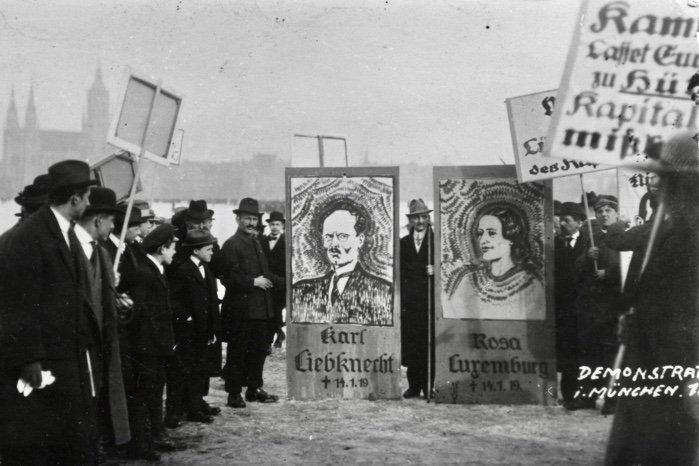 Nach dem Mord an Rosa Luxemburg und Karl Liebknecht kam es vielerorts zu Demonstrationen, so wie hier in München auf der Theresienwiese.