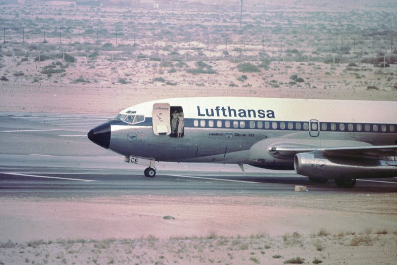 Farbfoto: Zwei unbekannte Personen stehen am 17. Oktober 1977 in der Tür der entführten Lufthansa-Maschine Landshut auf dem Flughafen von Dubai, Vereinigte Arabische Emirate.