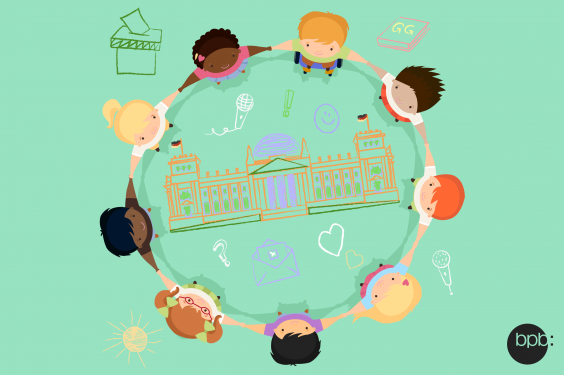 Politik für dich - Bundestagswahl Kinder halten sich an der Hand und stehen um den Bundestags herum. Um sie herum schwirren Zeichnungen von Wahlurne, Grundgesetz, Briefwahl, Mikrofon.