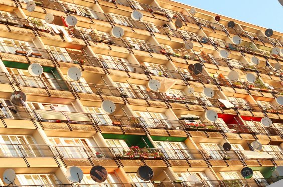 Viele Satellitenschüsseln sind am 19.06.2017 an der Fassade des Wohnblocks "Pallasseum" in Berlin im Stadtteil Schöneberg im Licht der Morgensonne zu sehen.