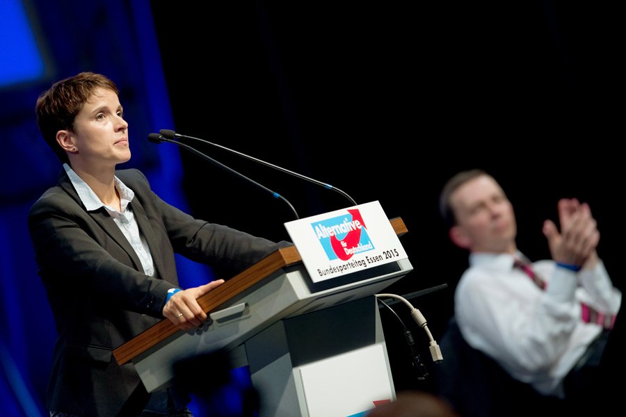 Die AfD-Vorsitzende Frauke Petry spricht in Essen beim Parteitag der AfD auf dem Podium neben dem Parteivorsitzenden Bernd Lucke.