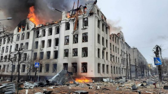 Brennendes Gebäude einer Polizeistation im ukrainischen Charkiw