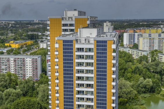 Fotovoltaik-Anlage, Hochhaus, Helene-Weigel-Platz, Marzahn, Berlin, Deutschland Photovoltaik-Anlage an der Gebäudefront von einem gelben Hochhaus am Helene-Weigel-Platz in Berlin-Marzahn.