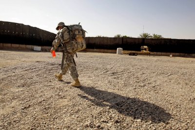 中士來自田納西州克利夫蘭的 51 歲的凱利·加斯基背著背包,他的連隊正準備撤離伊拉克巴格達的一個戰鬥前哨。