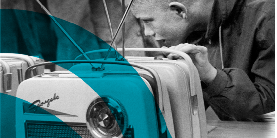 Dieses Bild zeigt links ein Schwarz-Weiß-Foto von einem Jungen, der sich zu einem Radio vorbeugt. Daneben steht auf einem weißen Hintergrund "100 Jahre Radio in Deutschland". 