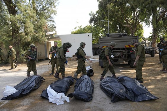Auch der Kibbuz Kfar Azza wurde am 7.10.2023 von islamistischen Terroristen der Hamas überfallen. Viele der 400 Einwohner wurden ermordet, darunter zahlreiche Kinder. Israelische Soldaten bergen am 10.10. die Opfer des Überfalls. 
