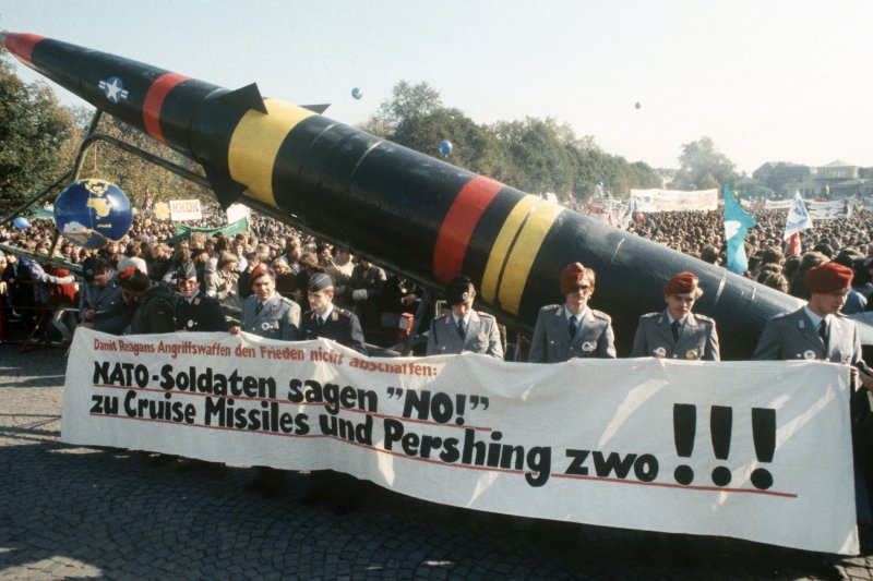 22. November 1983: Bundestag bestätigt Entscheidung zum NATO-Doppelbeschluss | Hintergrund aktuell | bpb.de