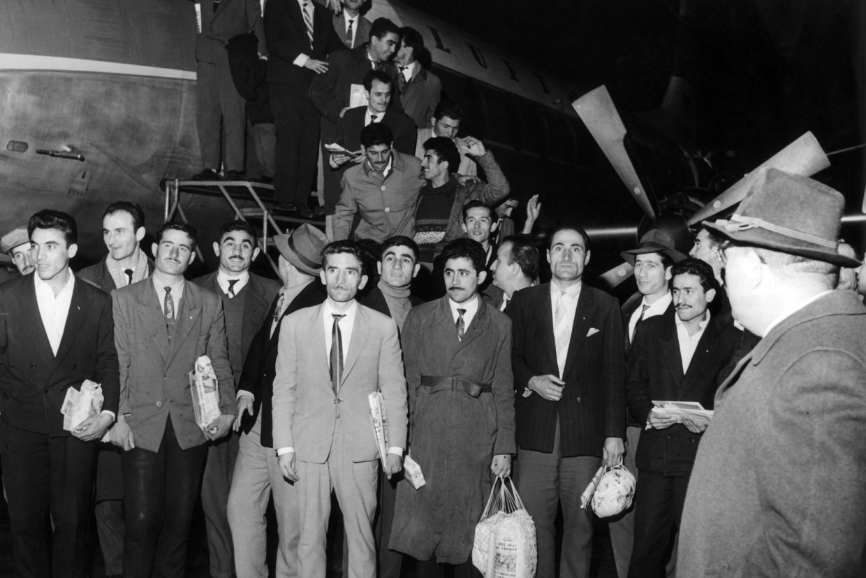 55 türkische Gastarbeiter kommen am 27.11.1961 auf dem Flughafen in Düsseldorf an