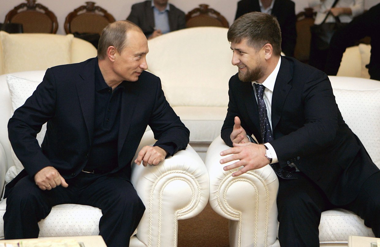 Владимир Путин в 2007 году со своим другом и губернатором Чечни, президентом Рамзаном Кадыровым на просмотре фильма. (© picture-alliance/dpa, epa Tass Astakhov)