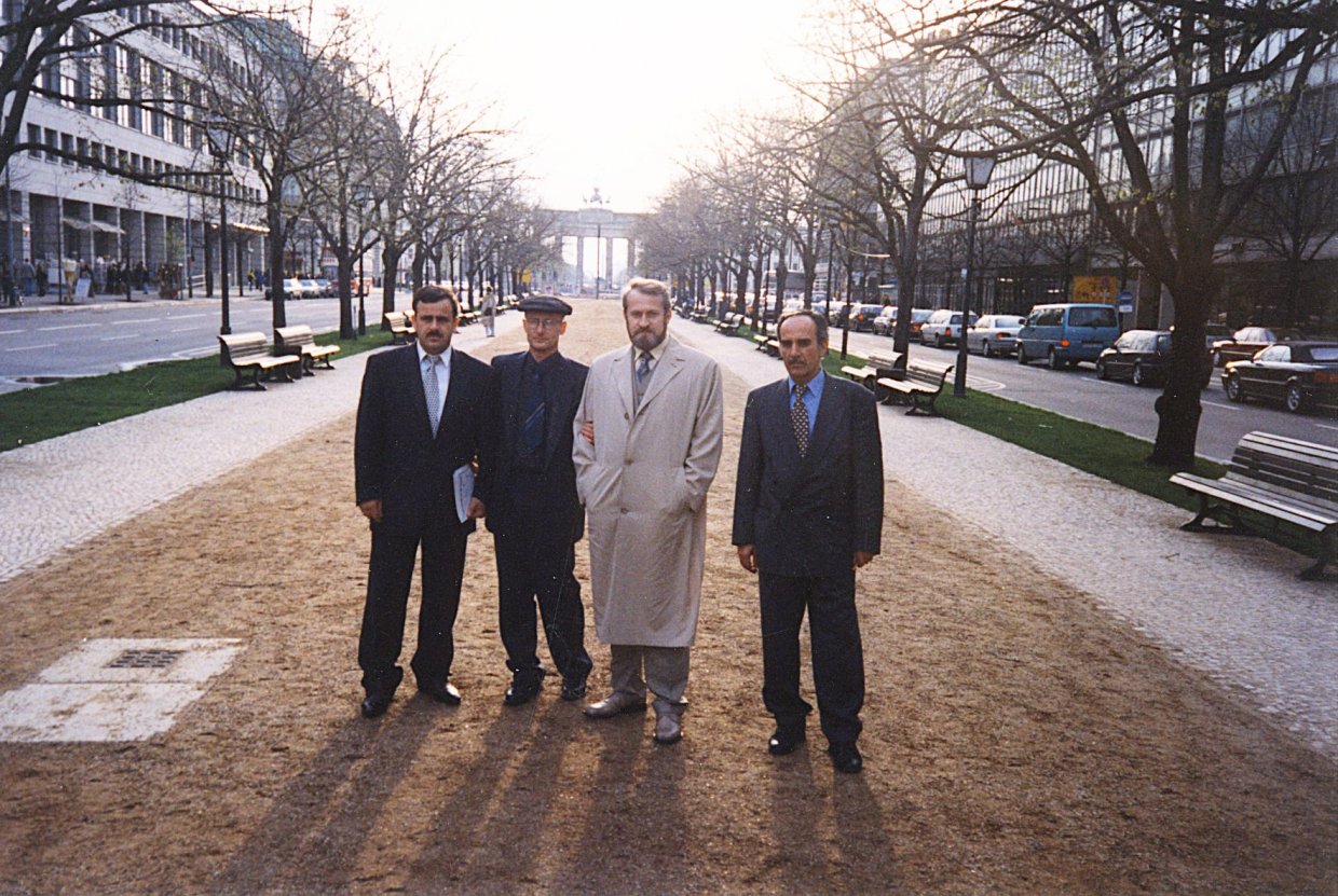 Ахмед Закаев в светлом пальто в 1998 году в Берлине с другими чеченскими политиками и председателем Немецко-кавказского общества Эккехардом Маасом (в кепке) у посольства России на Унтер-ден-Линден. С 1991 года Закаев был председателем Союза театральных деятелей Чечни, в 1994 году был назначен министром культуры, в 1997 году - министром иностранных дел Чечни, в 2004 году получил политическое убежище в Лондоне, а в 2007 году стал премьер-министром Чеченской Республики Ичкерия в изгнании, которая была основана 2 ноября 1991 года, незадолго до распада Советского Союза 25 декабря 1991 года. (© Хольгер Кулик)