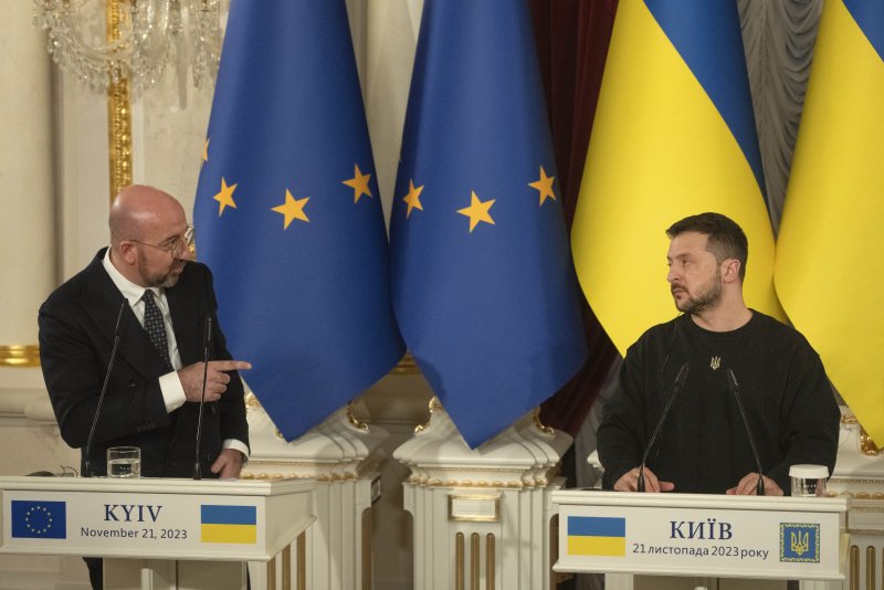 Auf einer gemeinsamen Pressekonferenz in Kiew spricht EU-Ratspräsident Charles Michel (links im Bild) und wendet sich dem ukrainischen Präsidenten Wolodimir Selenskij zu. Michel steht vor zwei EU-Flaggen, Selenskij vor zwei ukrainischen.