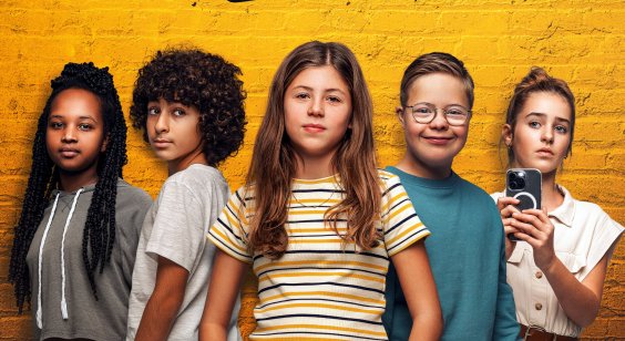 Filmstill "Lars ist LOL" Ausschnitt aus dem Filmplakat zu LARS IST LOL: Plakat zum Film LARS IST LOL: Drei Mädchen und zwei Jungen im Teenageralter stehen vor einer gelb angestrichenenn Mauer. Der eine Junge hat Down-Syndrom, ein Mädchen hält ein Smartphone in den Händen.