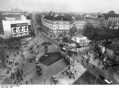 Blick auf den Potsdamer Platz mit Verkehrsturm aus erhöhter Sicht. - 1929