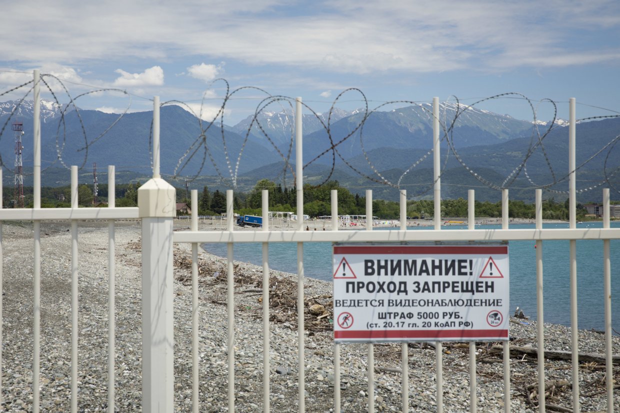 Ein schwerer Metallzaun mit Stacheldraht an der Schwarzmeerküste von Adler-Sotschi markiert am 18.06.2017 die Grenze zwischen Russland und der autonomen Republik Abchasien.