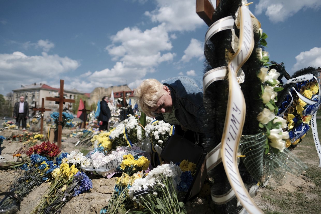 На аварийном кладбище в центре Львова 1 мая 2022 года. (© picture-alliance/AP, Hiroto Sekiguchi)