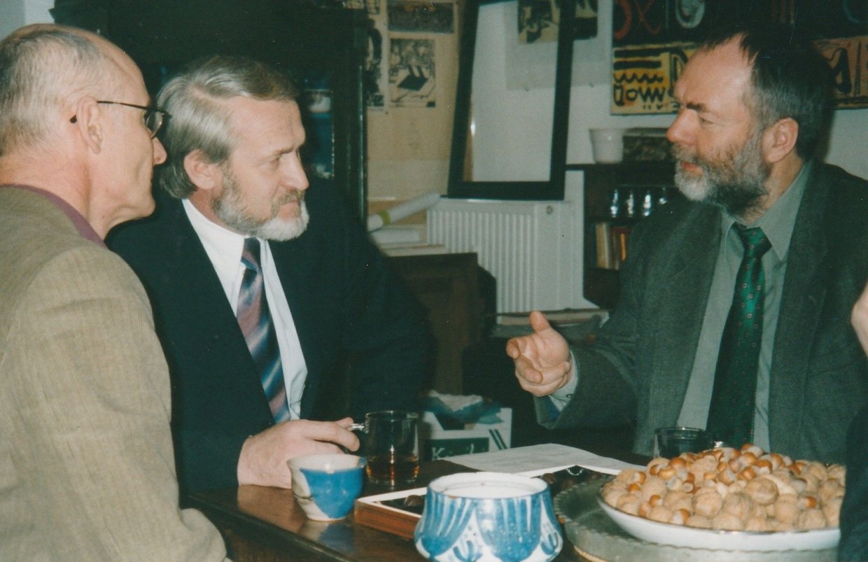 Ахмед Закаев и бывший министр иностранных дел ГДР Маркус Мекель (СДПГ, справа) на встрече в Немецко-кавказском обществе в Берлине. Интервьюер Эккехард Маас слева. (© dkg)