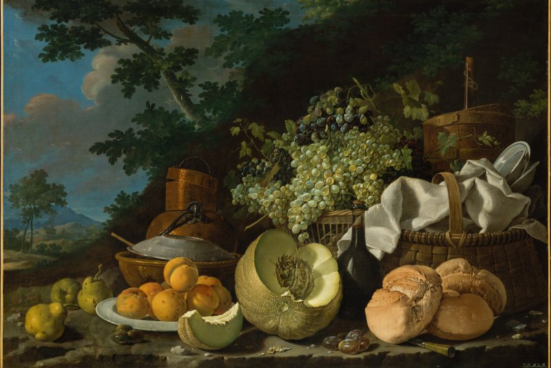 Barockes Stillleben mit einem reich gedeckten Arrangement aus Brotlaiben, einer aufgeschnittenen Melone, Aprikosen, Trauben, Flaschen, Kupfergeschirr, Keramiktellern und einem Korb mit Tuch. Die Szenerie ist in eine sommerliche Landschaft eingebettet und vermittelt eine idealisierte Vorstellung von รberfluss und hรคuslichem Wohlstand.