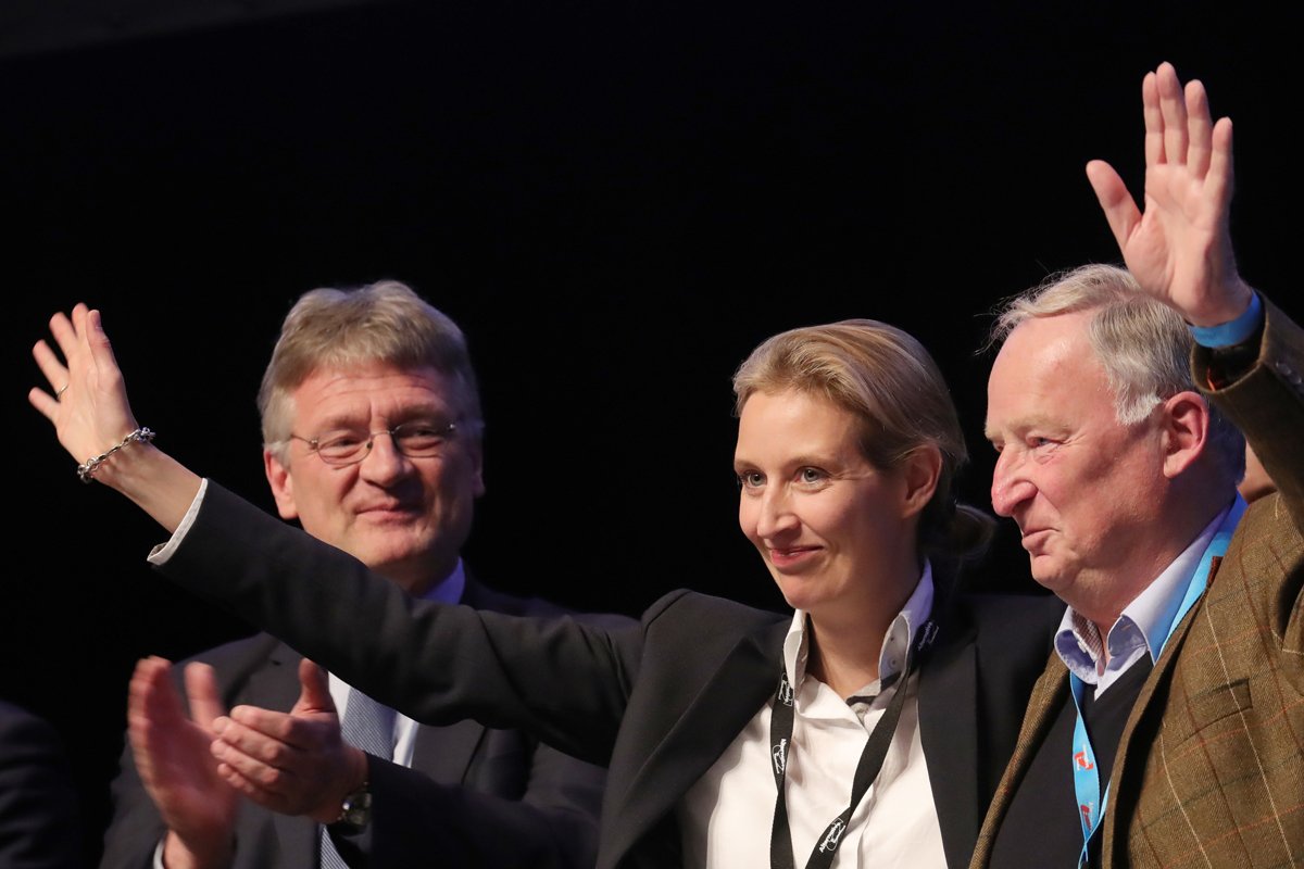 Alice Weidel und Alexander Gauland, nachdem sie zum Spitzenduo der AfD zur Bundestagswahl gewählt wurden. Im Hintergrund: AfD-Sprecher Jörg Meuthen.