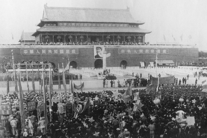 Vor 70 Jahren gründete die Kommunistische Partei Chinas (KPCh) unter ihrem Vorsitzenden Mao Zedong einen souveränen Staat unter einer autoritären Ein-Parteien-Regierung - die Volksrepublik China...