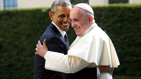 Auf dem mit dem KI-Bildgenerator Midjourney erstelltem Bild sieht man Barack Obama, der den Papst umarmt. Beide lachen.